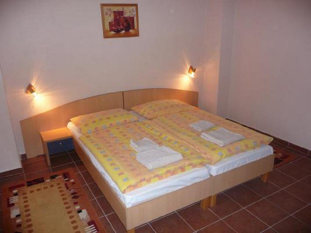 Batavya Penzion Topolcany Quarto foto